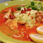 太陽のトマト麺 - トムヤムパクチートマト麺