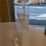 Chuuka Takano - お冷やとお冷やが入ったボトル
