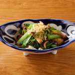 Stir-fried komatsuna and mushrooms with Shuto butter