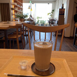 ソウグウ カフェ - ミルクのほんのりとした甘さが落ち着いたカフェオレ。雰囲気を見てくれ
