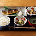 Salt-grilled mackerel set meal