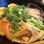 らーめん餃子 金虎 神戸池上店 - 具沢山のつけ麺です。