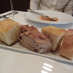 Convivio - バケット、フォカッチャとナッツぎっしりのパン