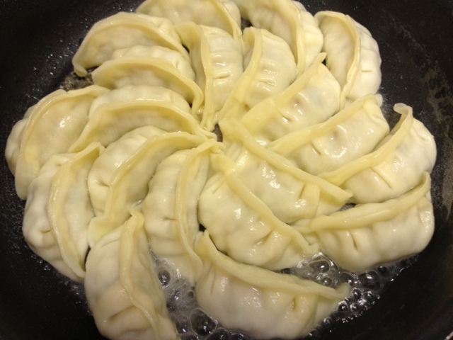 ぎょうざの満洲 , 冷凍袋入り生ぎょうざ、自宅焼き