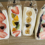 手作りお惣菜・弁当 スーパー グリーンストア - 左から　やよいひめサンド¥500  ミックスサンド¥500  バナナサンド¥350  抹茶あんこいちごサンド¥580