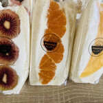 手作りお惣菜・弁当 スーパー グリーンストア - 左から　ルビーレッドキウイサンド¥500  デコポンサンド¥480  マンゴーサンド¥480