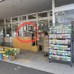 手作りお惣菜・弁当 スーパー グリーンストア - 入口横の赤丸の所にソフトクリームのメニューがあります