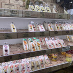 手作りお惣菜・弁当 スーパー グリーンストア - フルーツサンドの陳列棚　人気の商品は売れちゃってます