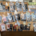 手作りお惣菜・弁当 スーパー グリーンストア - 反射で見辛いですが、、、ソフトクリーム類のメニューです