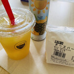 手作りお惣菜・弁当 スーパー グリーンストア - 外の怪しい自販機（見たことのないジュースが入っています　笑）で買ったパインジュースと　おつとめ品のチーズバーガー¥650の100円引き