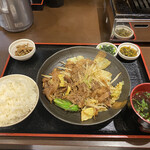 焼肉 蓮 - ご飯と高菜がお代わりできます。焼肉定食800円