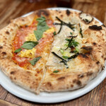 PIZZERIA E BAR BOSSO - スクランブルエッグのマルゲリータとシラスと筍と刻み海苔のピザ（ハーフ&ハーフ）ランチ1300円