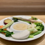 ファリナモーレ・ドルチェ - 庄内の畑の旬野菜のバーニャカウダ
      