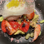 ファリナモーレ・ドルチェ - 皿盛りドルチェ
            アシェットデセールにグレードアップ！
            桜のドライフラワーを散らせて食べるらしい✨