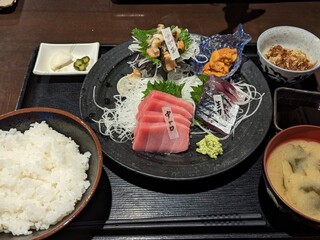 魚平食堂 - 刺身定食