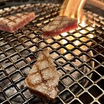 焼肉 拍手喝采 - 焼きます