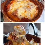 時々カフェ - とろーりチーズの中からは
      ゴロッっとした大きな豚肉がコンニチワ！(*ﾟ∀ﾟ*)
      一切れもらうと‥ホロホロと柔らかく煮込まれたお肉と
      コクのあるトマトソースが絶妙なバランスで…
      とっても美味しい♡