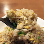 紅葉亭 - 炒め具合は、パラパラとしっとりの中間。シンプルながら、熱々の湯気りが立ち上る、好みのチャーハンです