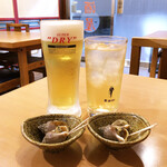 紅葉亭 - 生ビール600円とジャスミンハイ430円。この日のお通しはつぶ貝でした（中華居酒屋さんなので、お通し代がかかります）