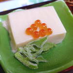 八百彦本店 - いくらをトッピングした胡麻豆腐に、新世代野菜・アイスプラントを添えて。