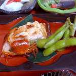 八百彦本店 - カリカリに揚げられた沢蟹と、枝豆が季節感を添える。後ろは茶そばを詰めたサーモン