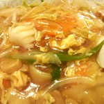 新華苑 - 溶き玉子が掛かってて具材も多い。