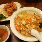 新華苑 - 大きなから揚げが三個にキャベツ持ついてる