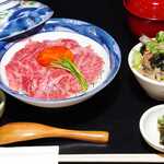 사로인 볶은 일본 소의 달걀 노른자의 덮밥 점심