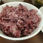 キッチン ブルー グローブ - 黒米大盛りのアップ