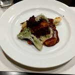 ビストロ　アギャット - 赤牛のバラ肉赤ワイン煮込み　コシアブラと山菜のフリット