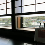 蕎麦cafe もなてしお - カウンター席からは川と向こう岸の旅館が