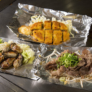Lots of Hiroshima specialties! There is also a wide variety Teppan-yaki where you can enjoy meat and Oyster