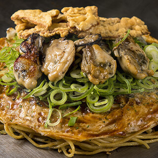 Okonomiyaki “Hide Special” where you can enjoy “classic B-class gourmet food x Oyster”
