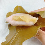 和菓子処 大角玉屋 - 柏餅 みそあん 断面