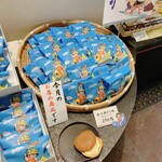 和菓子処 大角玉屋 - 陳列棚に並ぶ金太郎どら焼