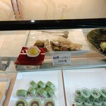 和菓子処 大角玉屋 - ショーケース内の柏餅 みそあん