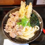 Minoan - 『牛ごぼう天うどん』は手打うどん、つゆ、牛肉、ごぼう天、ワカメ、葱のラインナップです(o^^o)