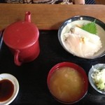 そば酒房 なごみや - イカ刺丼とみそ汁