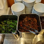 横浜家系ラーメン 大輝家 - 漬物２種類と食べるラー油完備