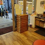 横浜家系ラーメン 大輝家 - 常に開放されている出入り口と酒井製麺の麺箱