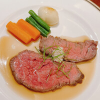 南蛮 銀圓亭 - フィレ肉のローストビーフです。グレービーソースが軽やかな味わいで美味しい