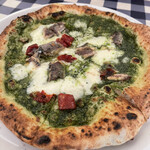 青いナポリ - オイルサーディンとセミドライトマトのジェノベーゼソースピッツァ