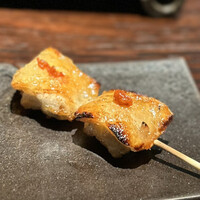 YAKITORI 燃 es - パリッとした皮目に、ジューシーな肉質。その両方を味わえる贅沢な串！
                大ぶりにカットしてくれているので、「焼鳥食べてるー！」な気分を味わえる、私には王道串の最上級♪
                かんずりのアクセントもGood 。