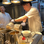 Japanese Soba Noodles 蔦 - クロスしての麺入れ