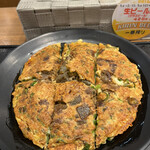 Negiyaki Yamamoto - すじねぎ焼き１１００円。ふわふわの生地に、甘辛く煮込まれた旨味の濃いすじコンがマッチして、とーっても美味しくいただきました（╹◡╹）（╹◡╹）