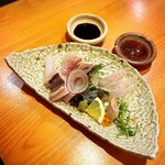 いざかや しん - 割鮮の内容は、写真左下から時計回りの順に太刀魚炙り、水烏賊、桜鯛昆布締め、カンパチ、カワハギ薄造り、カワハギ肝になります(o^^o)