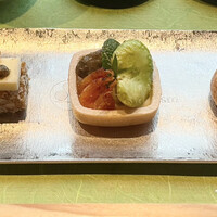 ナベノ-イズム - 〜近隣老舗(大心堂、種亀)とのコラボスナック
                    種亀最中のミニタルト 空豆の素揚げ、桜海老とフムス、鶏のハツのコンフィとハラペーニョを重ねて クレーム・ド・サンマルスラン、雲丹〜