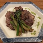 千陽 - 十和田短角牛のトモサンカクの炭火焼を山椒とともに