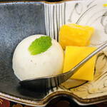 滝と蕎麦の宿 瀧見館 - そばアイスとマンゴー