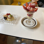 atta cafe - 料理写真:苺パフェとプリンアラモード。